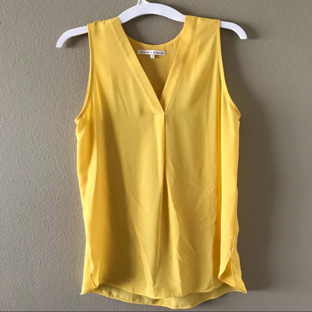 Like New Violet + Claire Flowy Top Size Small